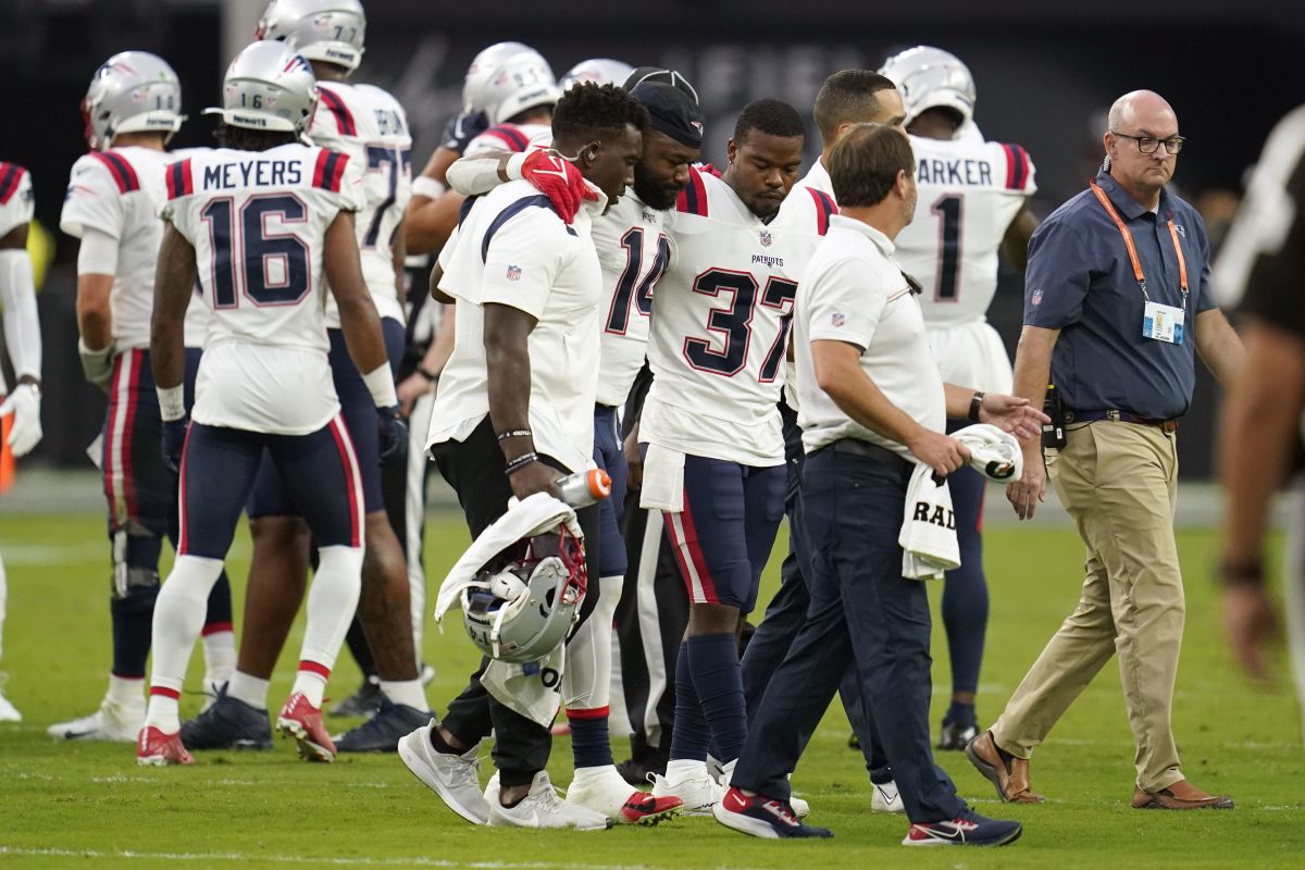 Patriots RB/WR Ty Montgomery (14) is helped from the field