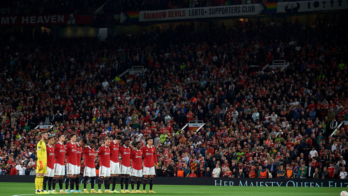 Manchester United observes a moment of silence for Queen Elizabeth II