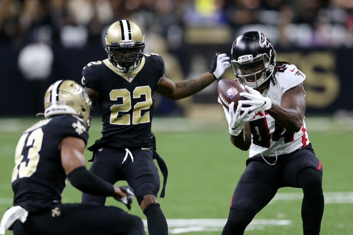Atlanta Falcons running back Cordarrelle Patterson (84) makes a catch between New Orleans Saints defensive backs Chauncey Gardner-Johnson (22) and Marcus Williams (43). Mandatory Credit: Chuck Cook-USA TODAY Sports