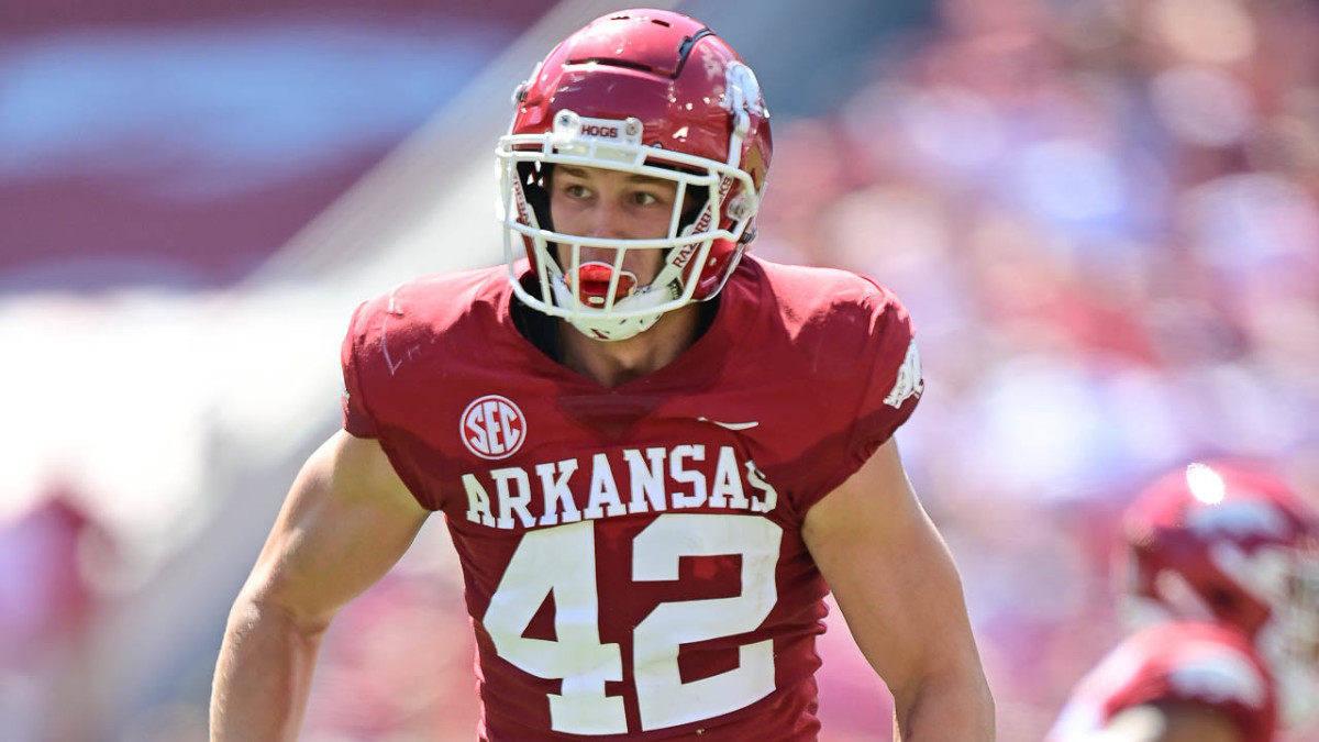 Razorbacks' Drew Sanders silencing preseason questions at linebacker