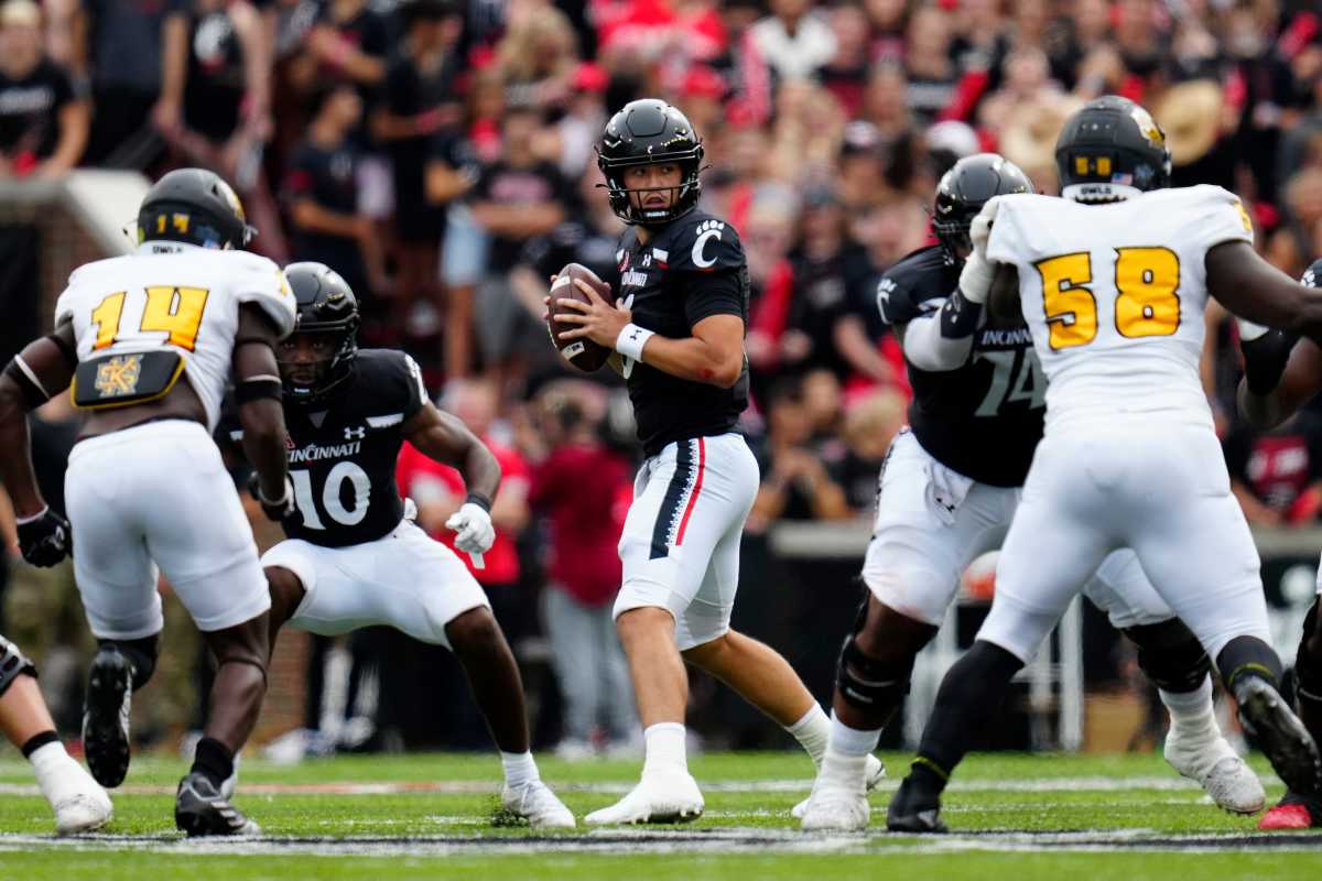 Cincinnati Bearcats quarterback Ben Bryant (6) drops back to throw a pass in the first quarter of the NCAA football game between the Cincinnati Bearcats and the Kennesaw State Owls at Nippert Stadium in Cincinnati on Saturday, Sept. 10, 2022. Kennesaw State Owls At Cincinnati Bearcats Football
