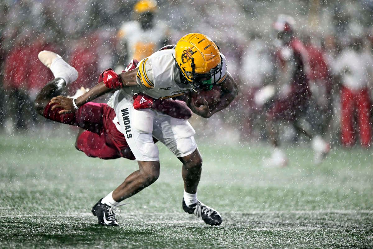 Jaylin Williams tackles Terez Traynor.