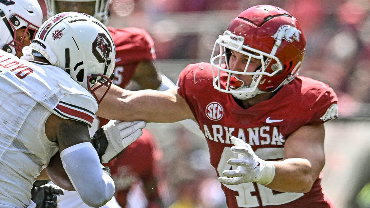 Razorbacks' Drew Sanders silencing preseason questions at linebacker