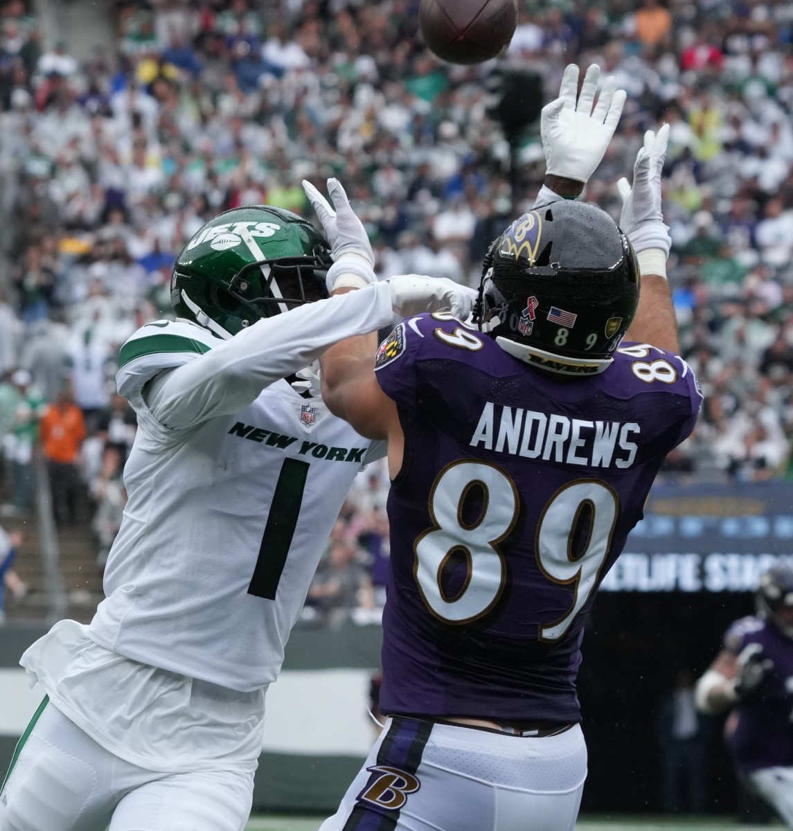 New York Jets CB Sauce Gardner deflects pass toward Baltimore Ravens TE Mark Andrews