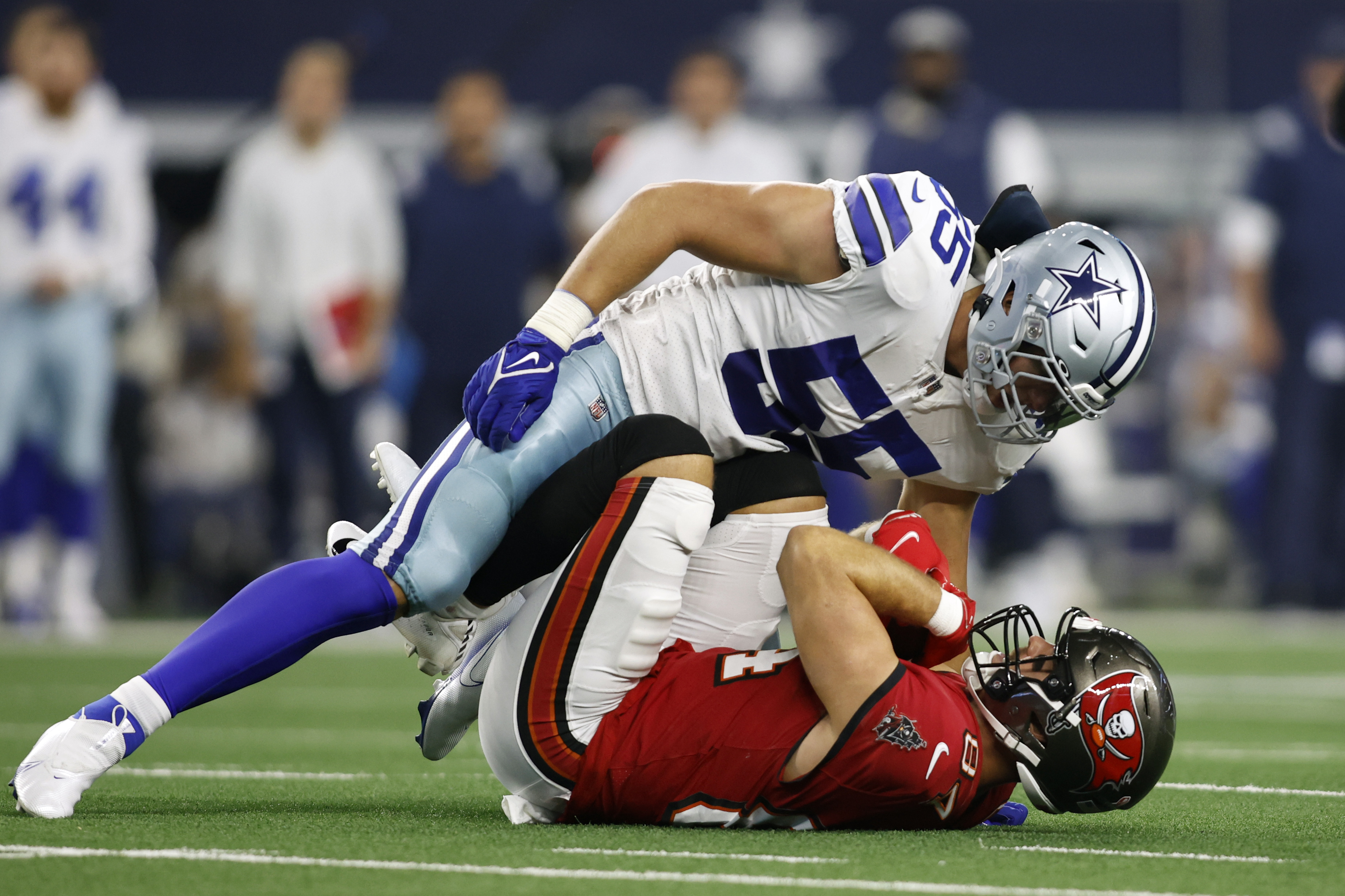 Vander Esch makes a tackle against the Tampa Bay Buccaneers.