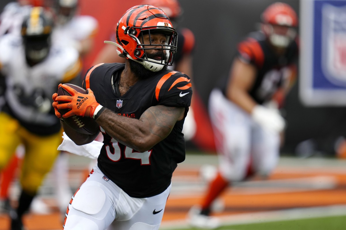 Sep 11, 2022; Cincinnati, Ohio, USA; Cincinnati Bengals running back Samaje Perine (34) runs after completing a catch during the fourth quarter of a Week 1 NFL football game against the Pittsburgh Steelers at Paycor Stadium. Mandatory Credit: Sam Greene-USA TODAY Sports