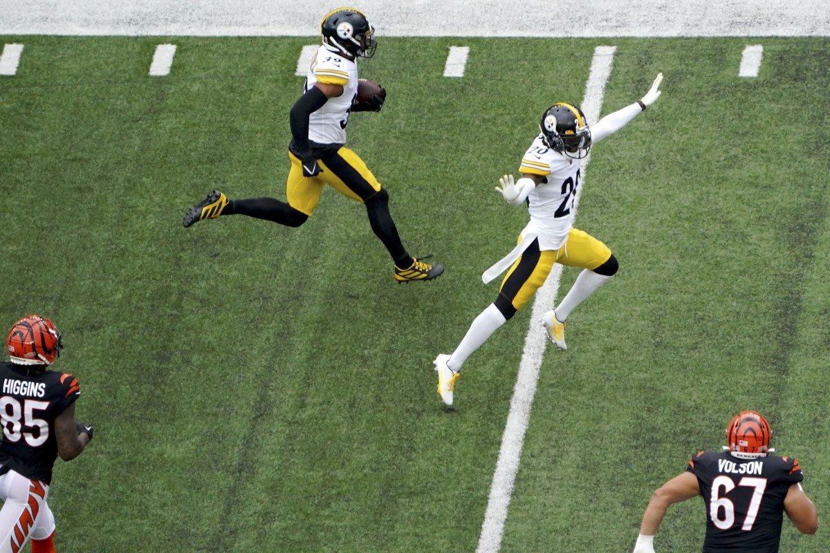 Sep 11, 2022; Cincinnati, Ohio, USA; Pittsburgh Steelers safety Minkah Fitzpatrick (39) returns an interception for a touchdown during the first quarter of a Week 1 NFL football game against the Cincinnati Bengalsat Paycor Stadium. Mandatory Credit: Kareem Elgazzar-USA TODAY Sports