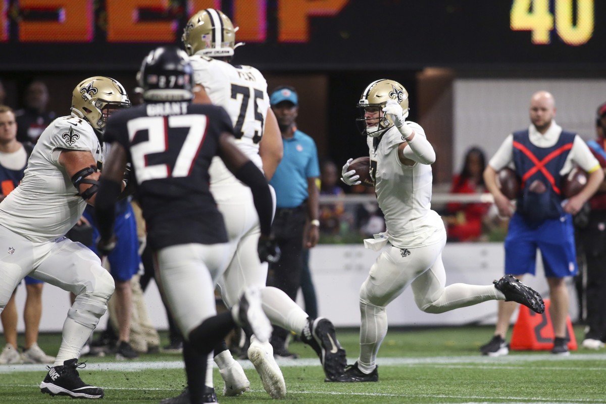 New Orleans Saints tight end Taysom Hill (7) runs the ball for a touchdown against the Atlanta Falcons. Mandatory Credit: Brett Davis-USA TODAY Sports
