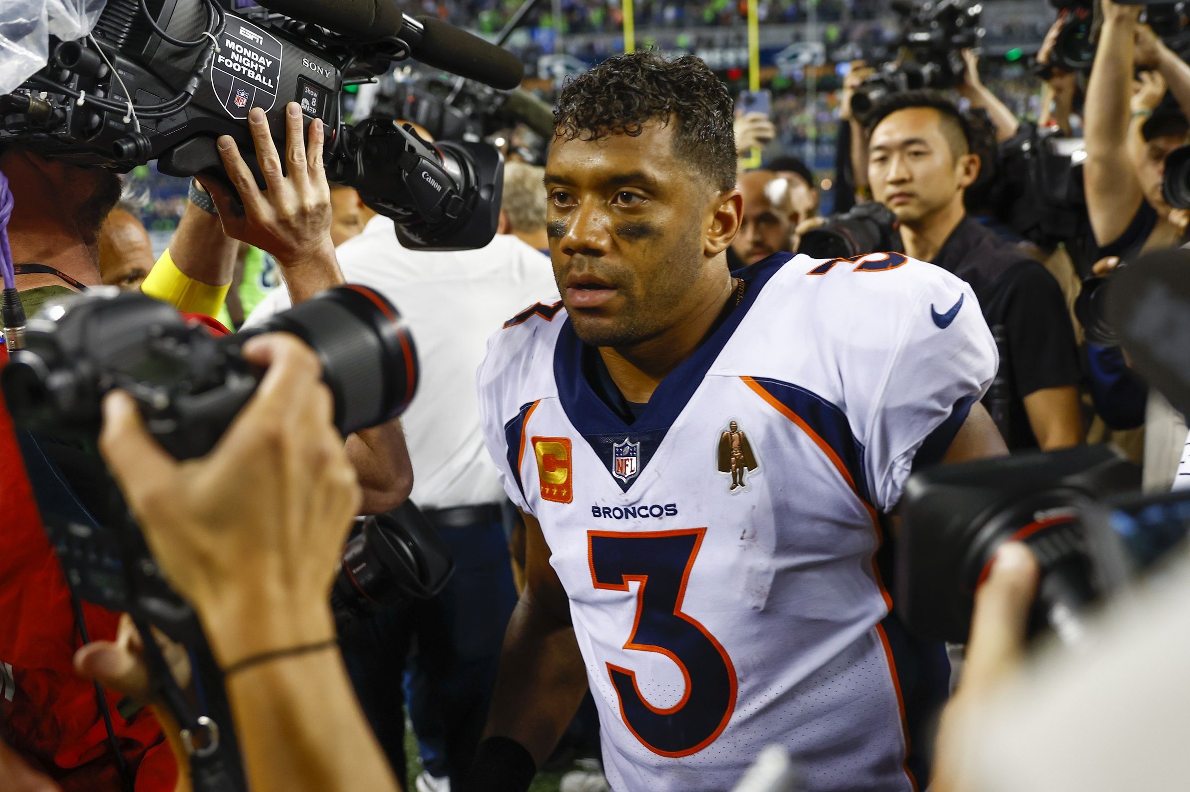 Denver Broncos QB Russell Wilson Defends Nathaniel Hackett's Controversial End-Game Decision - Sports Illustrated Mile High Huddle: Denver Broncos News, Analysis and More - Vimarsana News