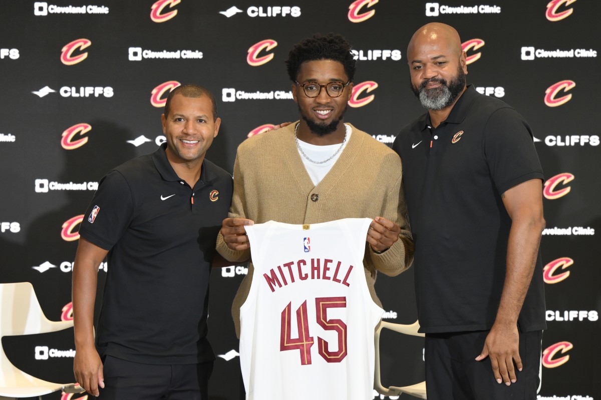 Cleveland Cavaliers guard Donovan Mitchell (center) poses with team president of basketball operations Koby Altman (left) and head coach J.B. Bickerstaff during an introductory press conference at Rocket Mortgage FieldHouse.