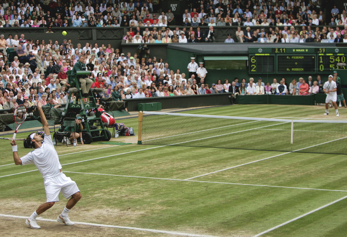 Roger Federer serves to Andy Roddick during the 2005 Wimbledon Championships.