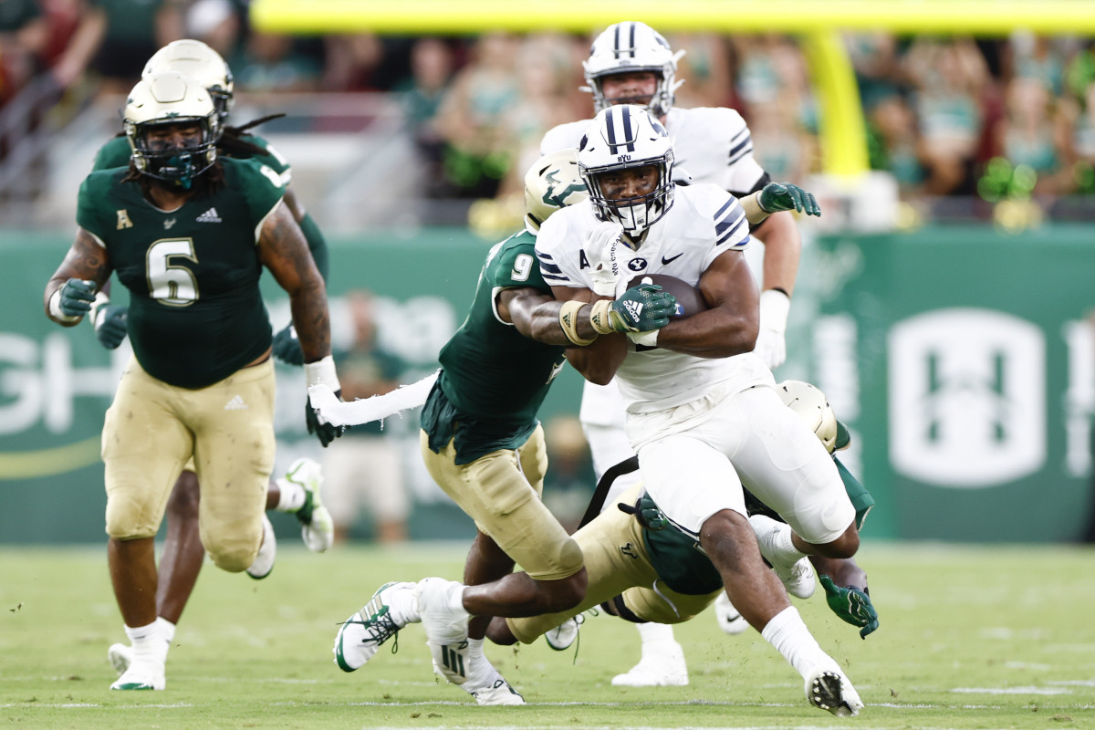 Brooks carries the ball against the USF Bulls in week 1 of the 2022 season.