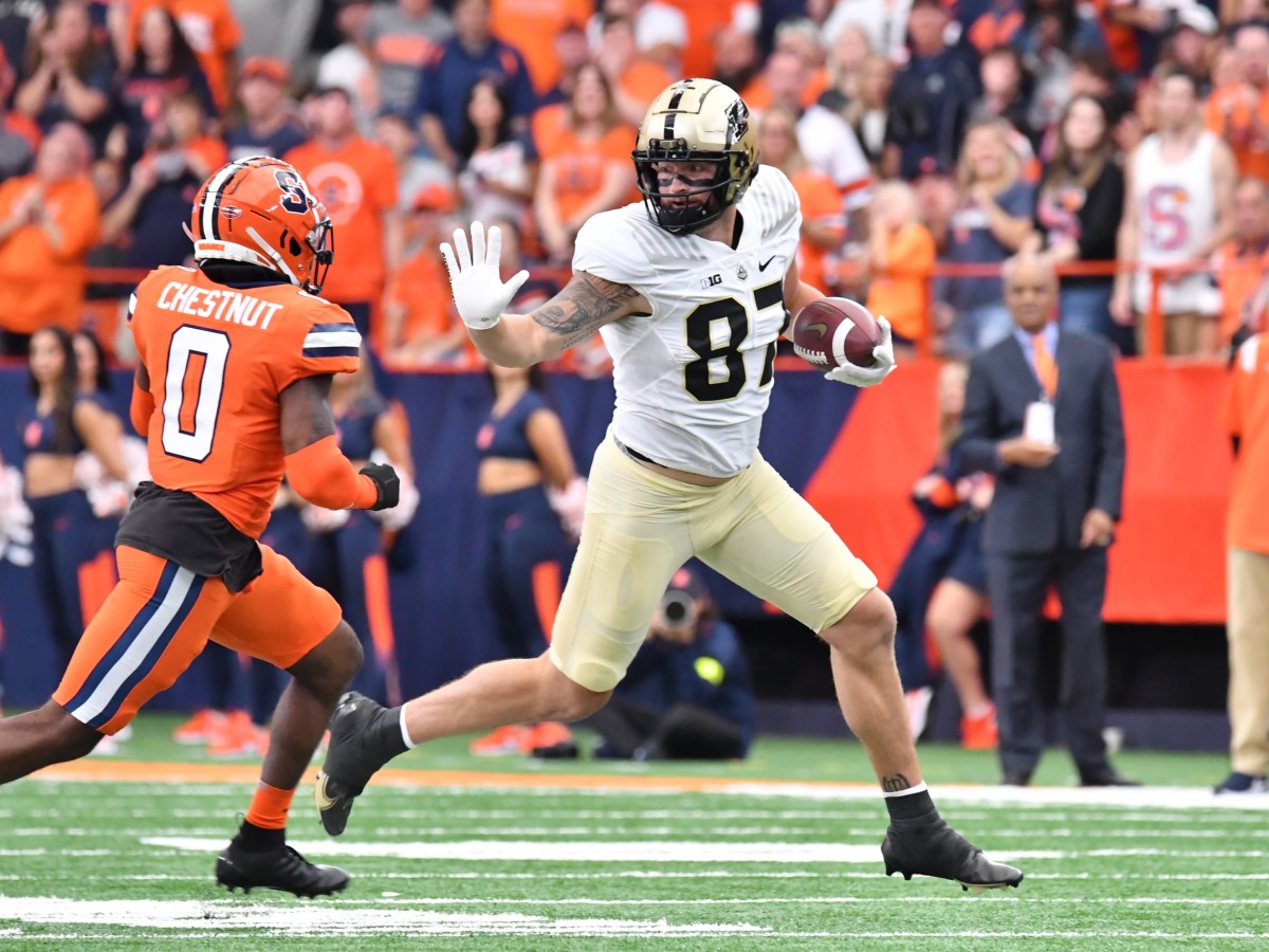 Sep 17, 2022; Syracuse, New York, USA; Purdue Boilermakers tight end Payne Durham (87) tries to hold off Syracuse Orange defensive back Darian Chestnut (0) after a catch in the first quarter at JMA Wireless Dome.