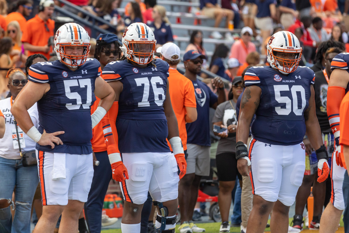 Avery Jernigan and Jalil Irvin in warmups against Penn State.