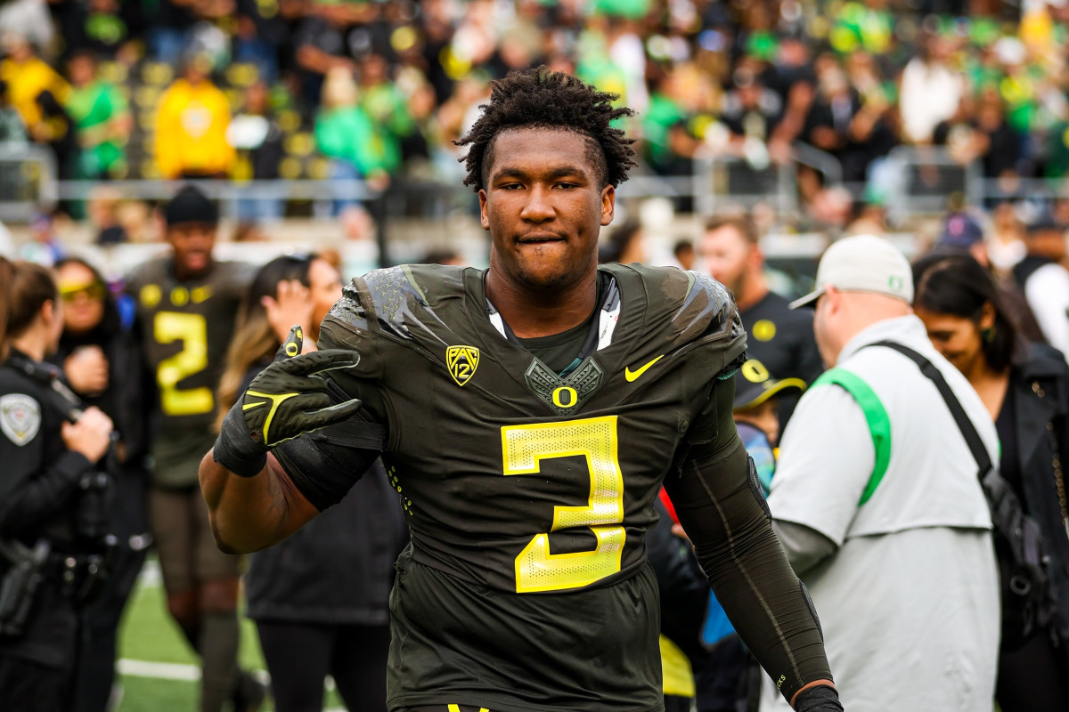 Oregon Ducks DL Brandon Dorlus vs. BYU.