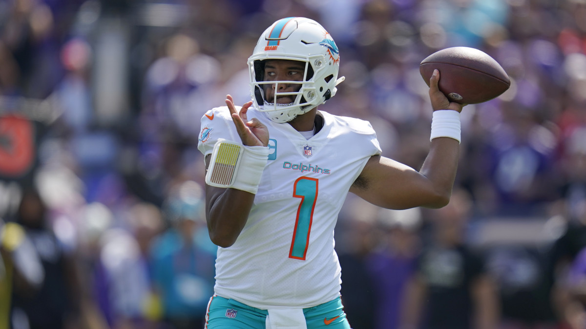 Tua throws a pass during the Dolphins’ clash against the Ravens.