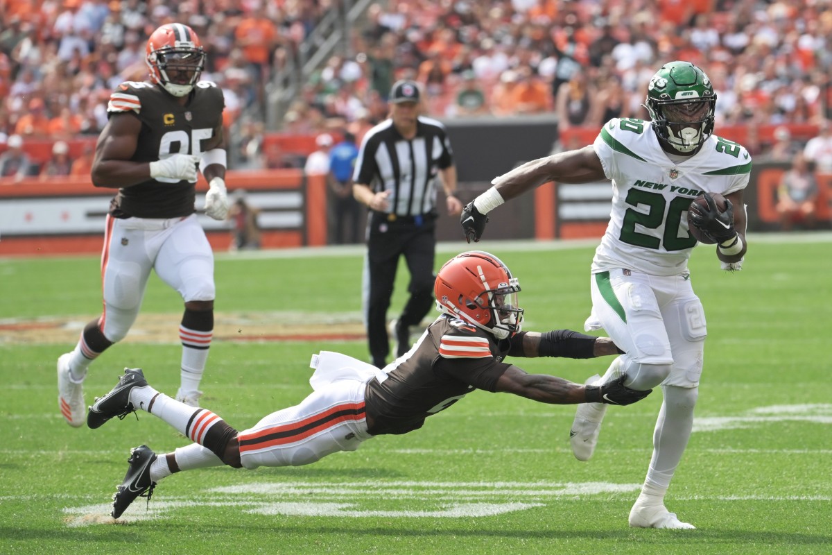 New York Jets RB Breece Hall breaks tackle against Cleveland Browns