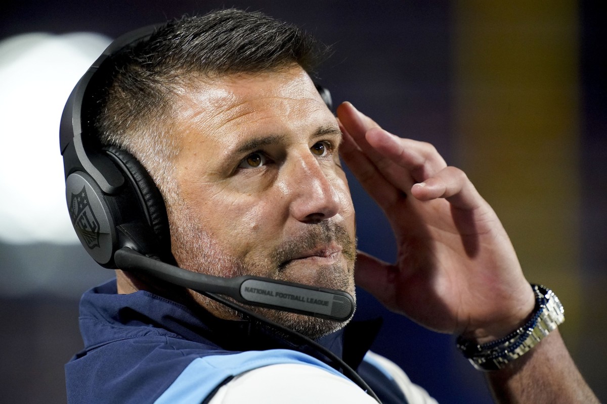 Tennessee Titans head coach Mike Vrabel reacts to a play during the fourth quarter against the Buffalo Bills at Highmark Stadium.