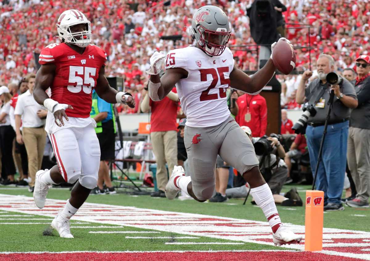 Washington State Cougars running back Nakia Watson runs for a touchdown against the Wisconsin Badgers in week 2. 