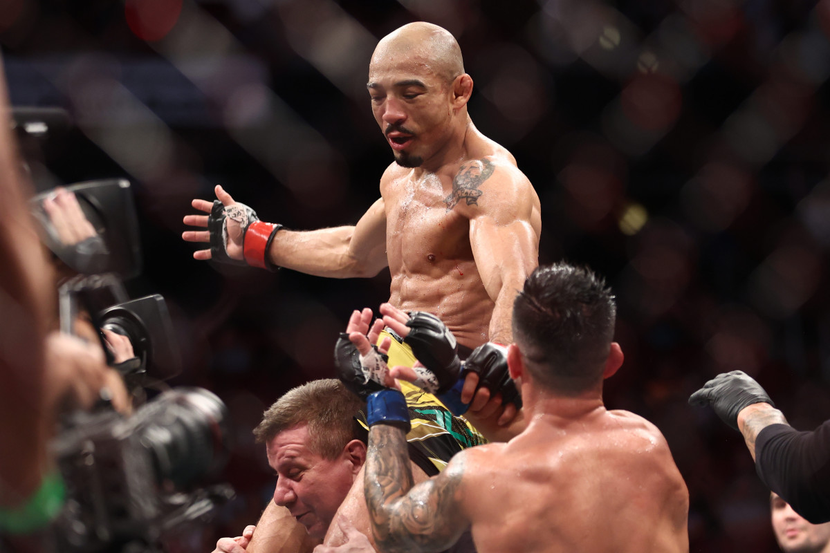 Jose Aldo (red gloves) reacts to fight against Pedro Munhoz (blue gloves) during UFC 265 at Toyota Center.