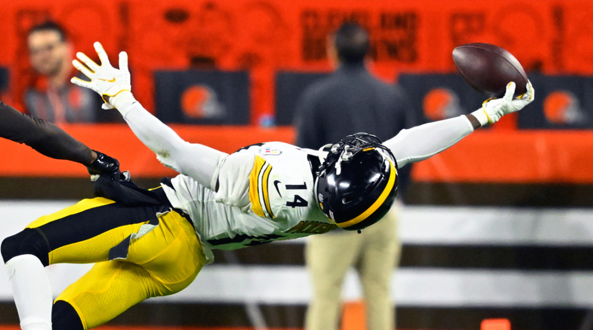 Pittsburgh Steelers wide receiver George Pickens (14) makes a one-handed catch on Sept. 22, 2022.