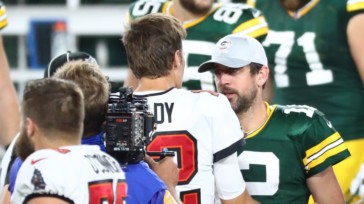 Tom Brady vs. Aaron Rodgers Throwing Touchdowns, Avoiding