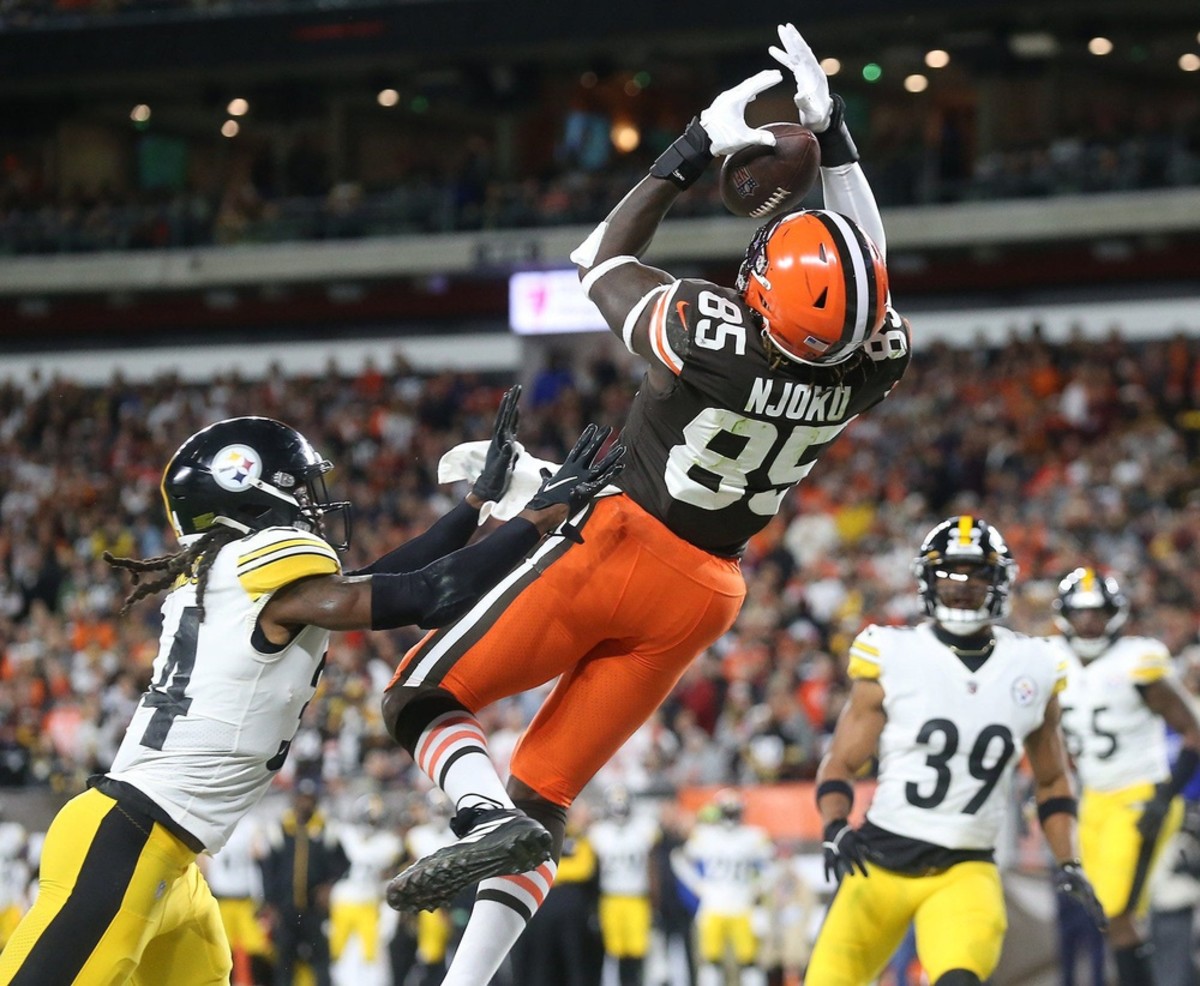 Browns tight end David Njoku makes a first-half touchdown catch over Steelers safety Terrell Edmunds, Thursday, Sept. 22, 2022, in Cleveland. Brownssteelers 1