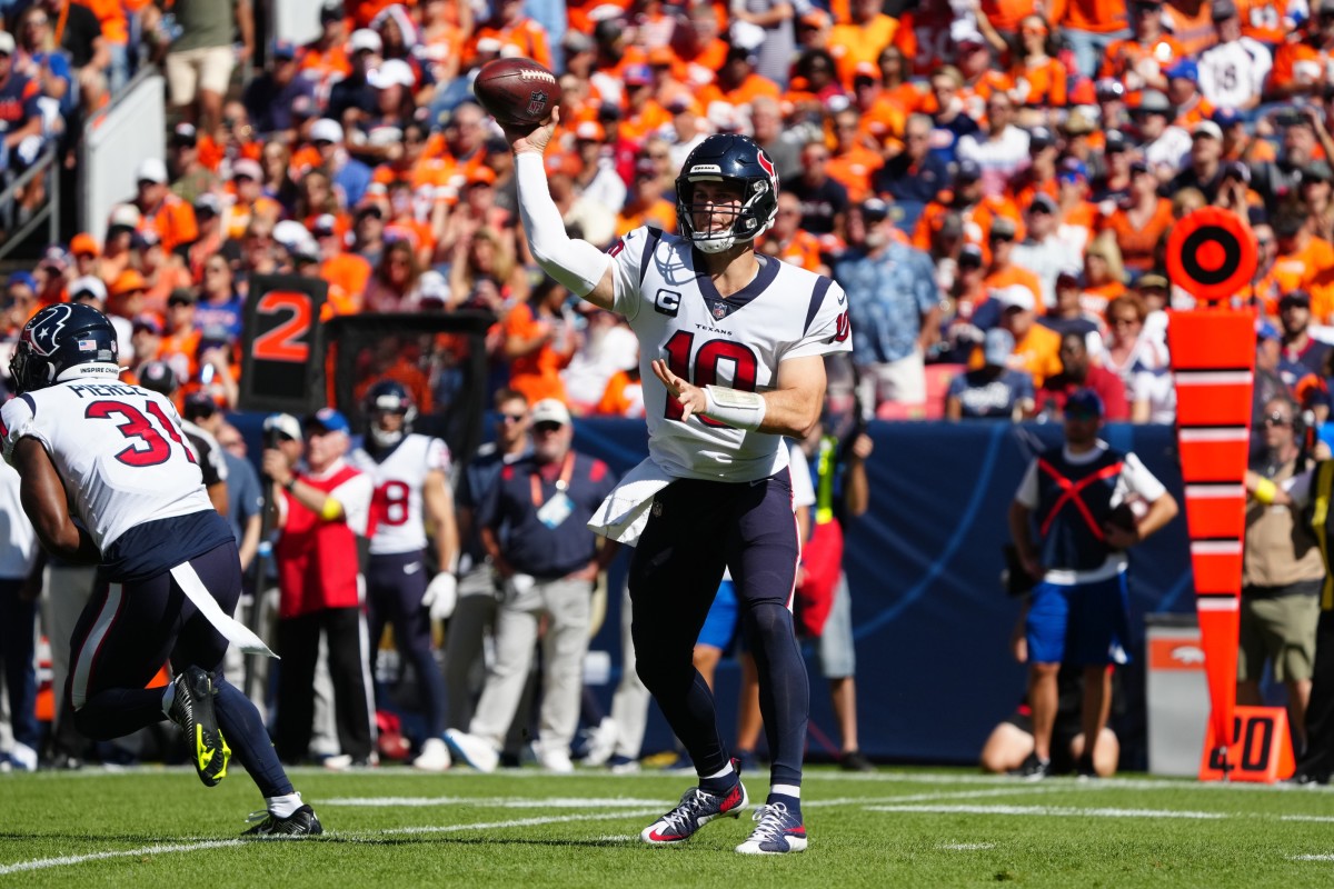 Houston quarterback Davis Mills (10) passes the ball in the first quarter against the Denver Broncos.  (Ron Chenoy-USA TODAY Sports)