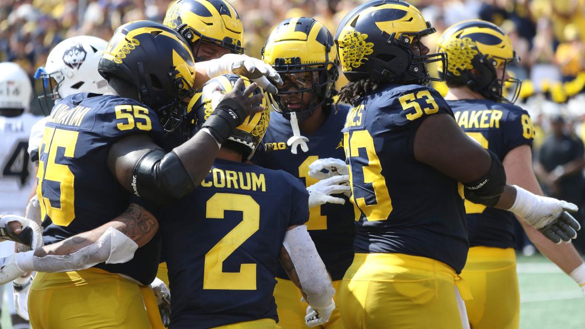 Michigan Wolverines running back Blake Corum (2) scores a touchdown against the Connecticut Huskies during the first half at Michigan Stadium, Saturday, September 17, 2022. Mich Conn