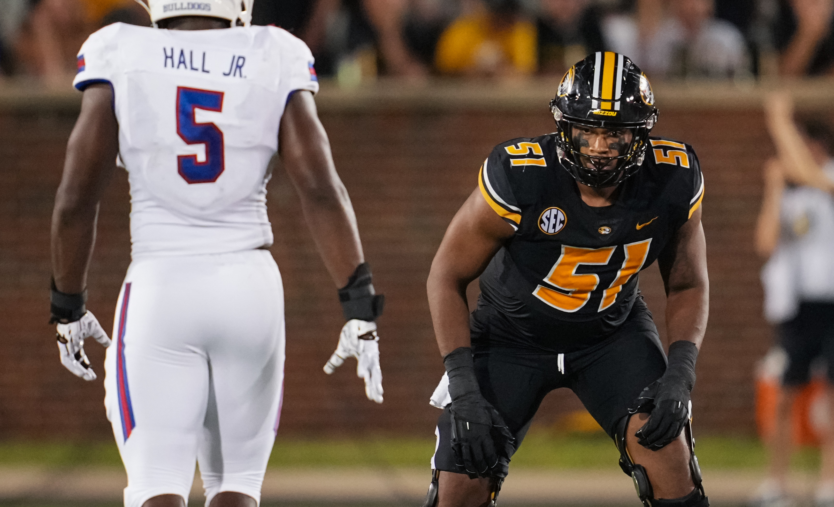 Missouri Tigers RT Zeke Powell Exits vs. Auburn Tigers After Helmet-to