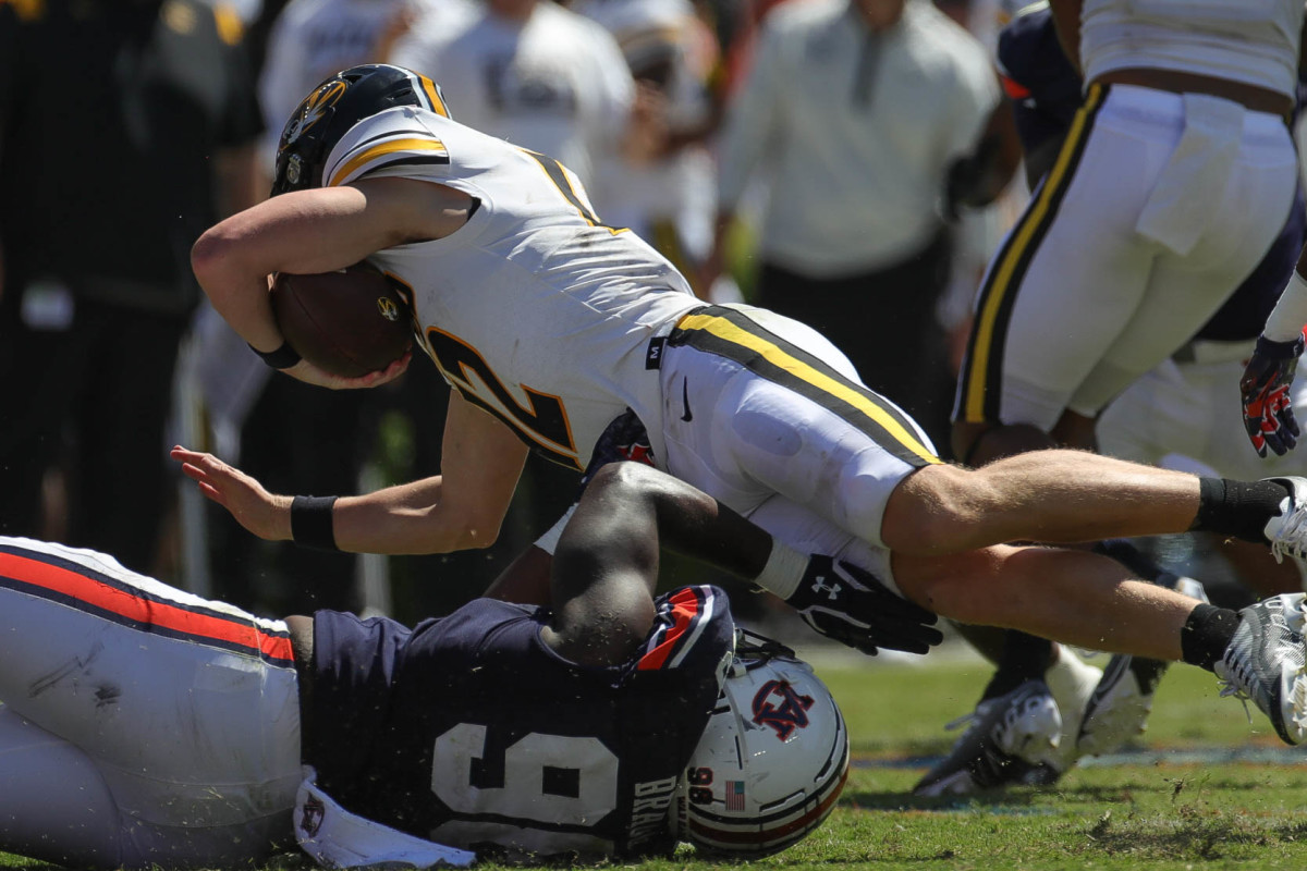 Marcus Bragg tackles Missouri quarterback Brady Cook.