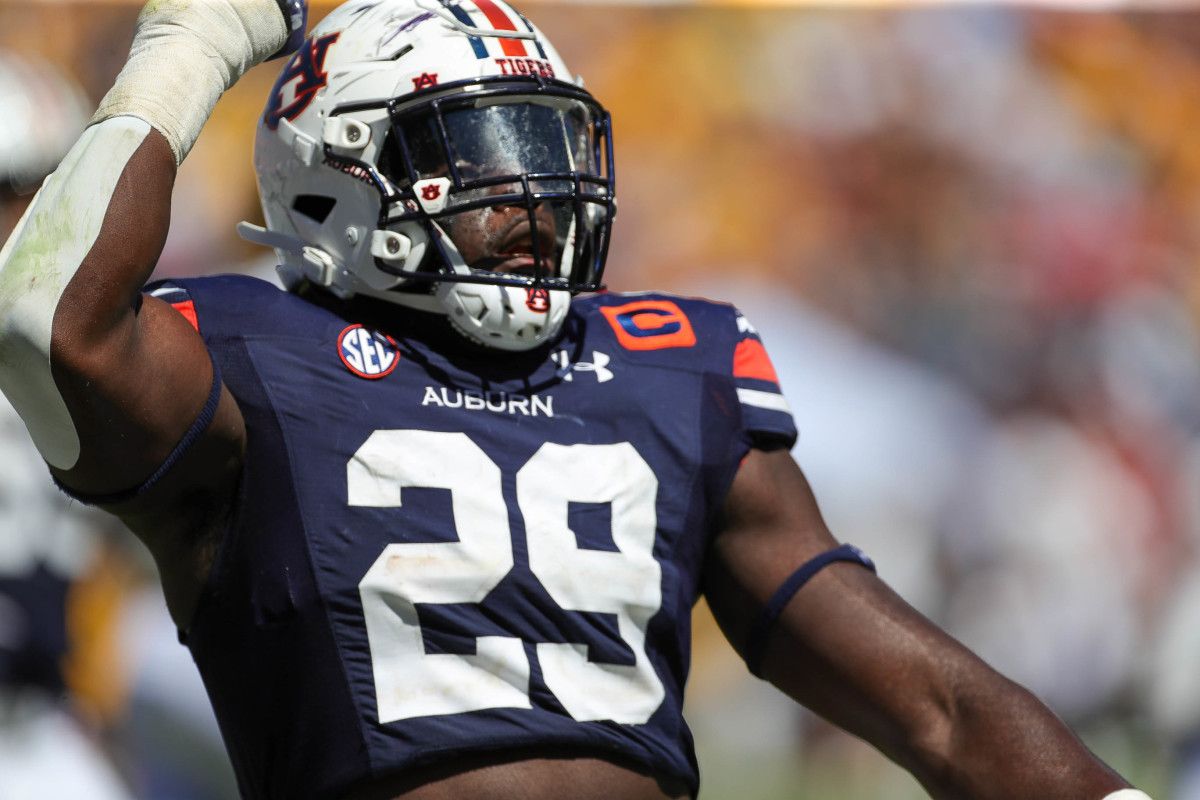 Derick Hall celebrates a sack vs Missouri.