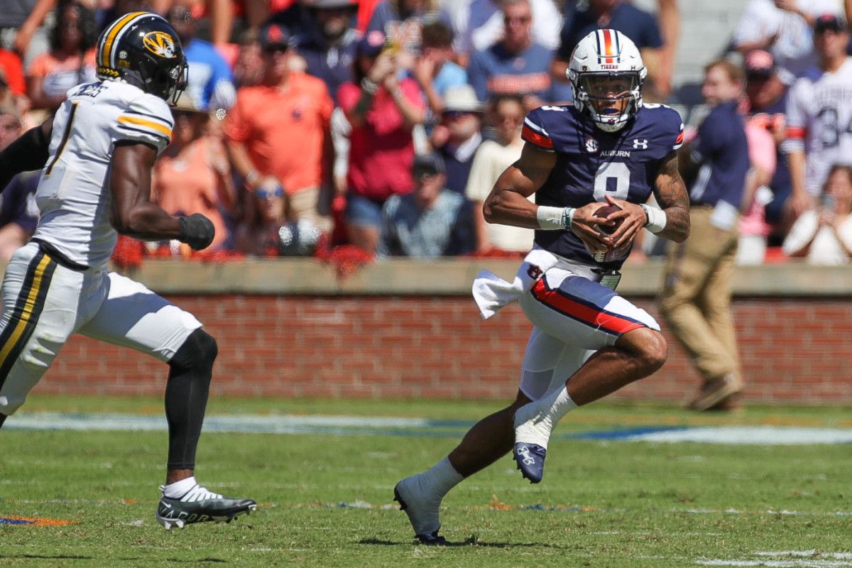 Robby Ashford running from a Missouri defender.