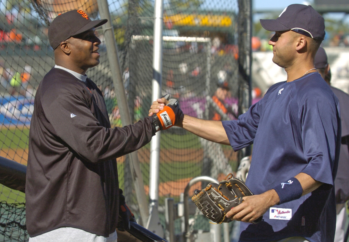 SF Giants outfielder Barry Bonds embraces with Yankees star Derek Jeter before a game. (2007)