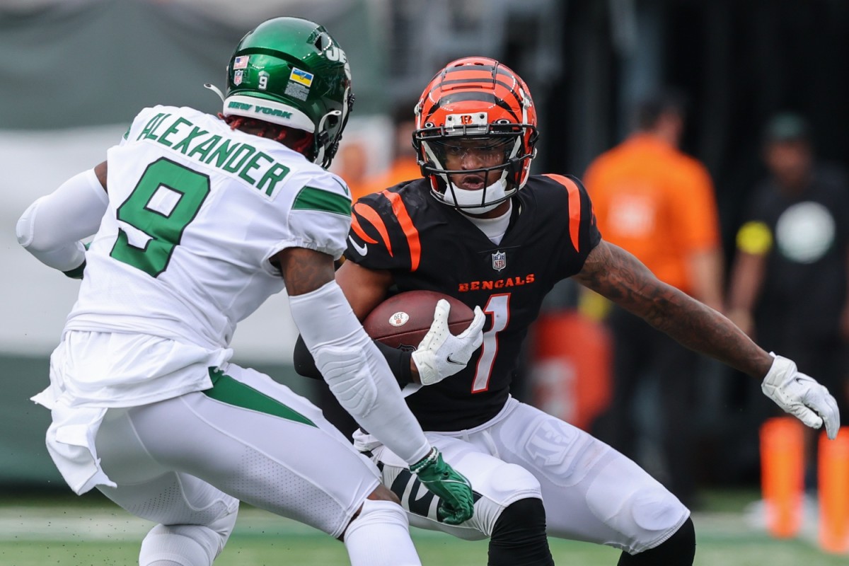 Sep 25, 2022; East Rutherford, New Jersey, USA; Cincinnati Bengals wide receiver Ja'Marr Chase (1) runs with the ball against the New York Jets during the second half at MetLife Stadium. Mandatory Credit: Ed Mulholland-USA TODAY Sports