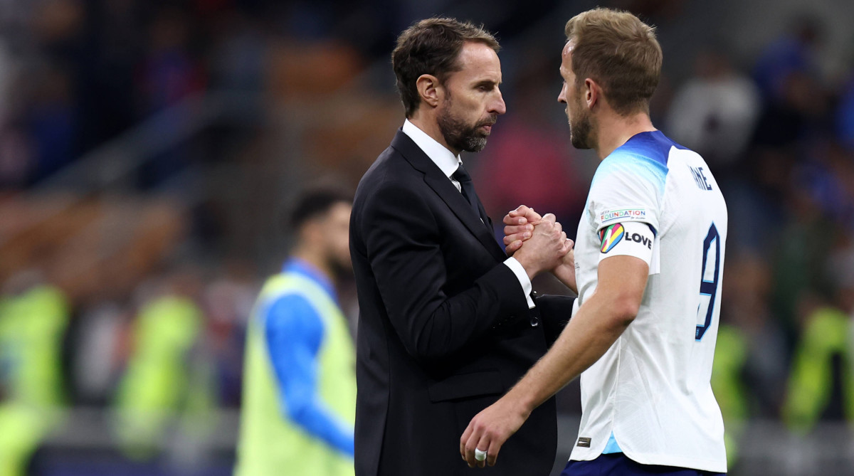 Gareth Southgate talking with Harry Kane.