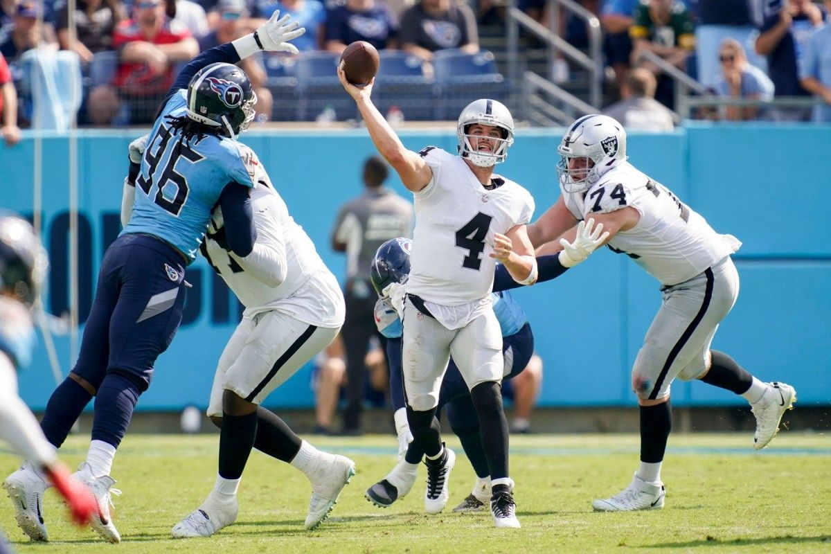 Las Vegas Raiders quarterback Derek Carr (4) throws the ball during the fourth quarter at Nissan Stadium Sunday, Sept. 25, 2022, in Nashville, Tenn. Nfl Las Vegas Raiders At Tennessee Titans