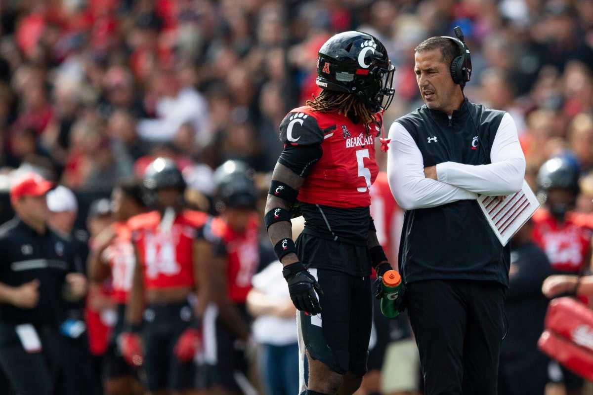 Cincinnati Bearcats head coach Luke Fickell talks to Cincinnati Bearcats safety Ja'quan Sheppard (5) during a time out in the first quarter of the NCAA football game between the Cincinnati Bearcats and the Indiana Hoosiers at Nippert Stadium, Saturday, Sept. 24, 2022. Indiana Hoosiers At Cincinnati Bearcats Ncaa Football Sept 24