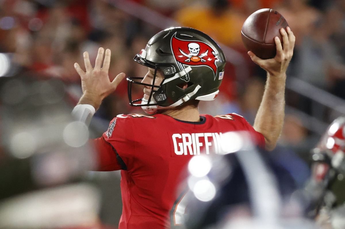 Ryan Griffin throws a pass during a preseason game against the Titans.