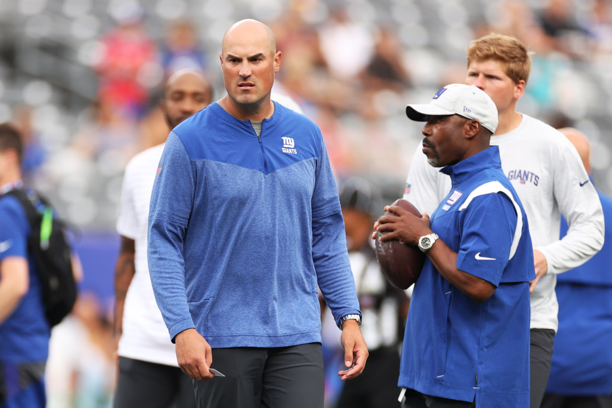 Mike Kafka on the sideline during a Giants game