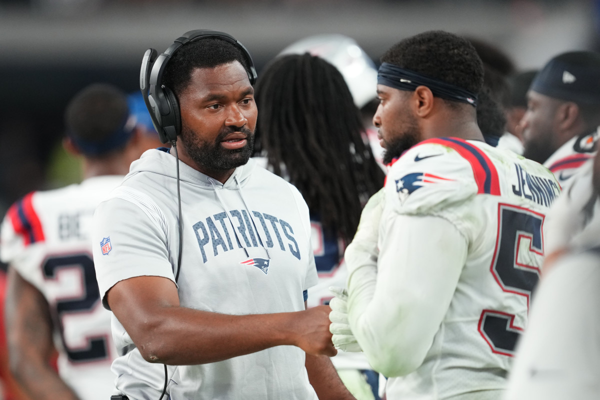 Jerod Mayo talks to players on the sideline during a Patriots game