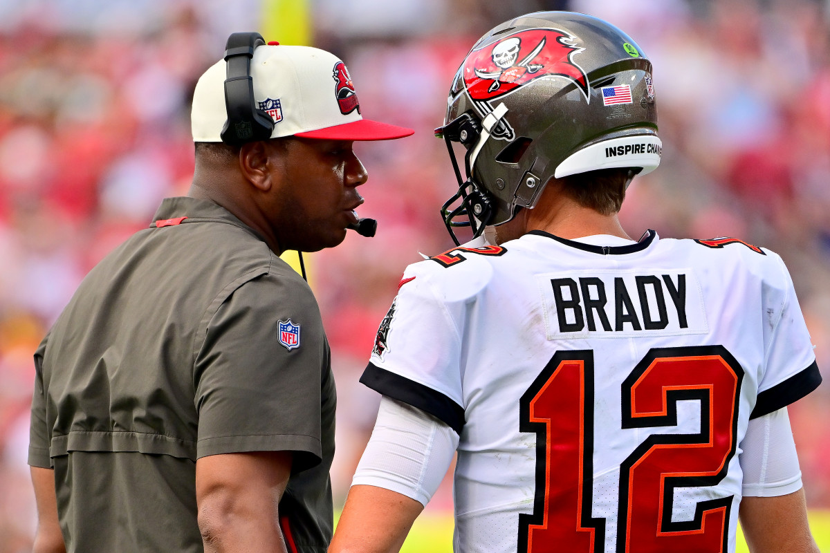 Bryon Leftwich talks to Tom Brady on the sideline of a Bucs game