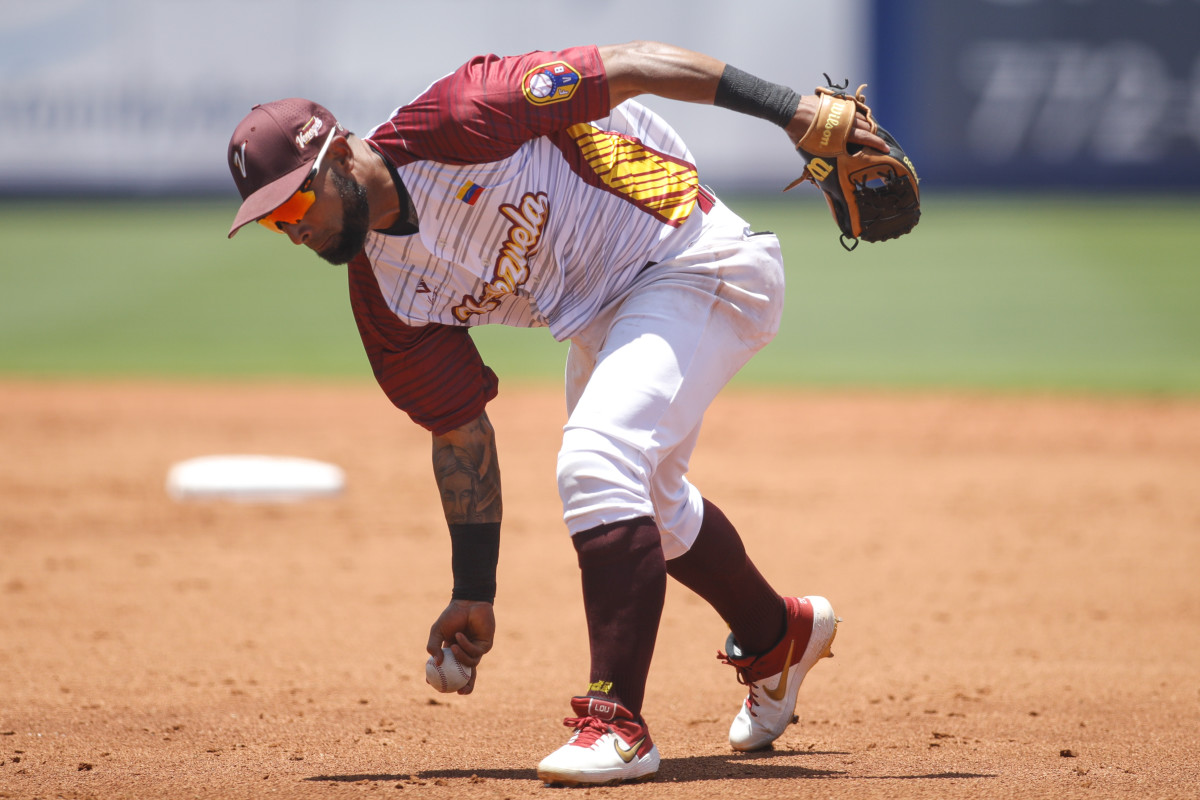 Former SF Giants prospect Ali Castillo fields a groundball with the Venezuelan team in the World Baseball Series Championship qualifiers. (2021)