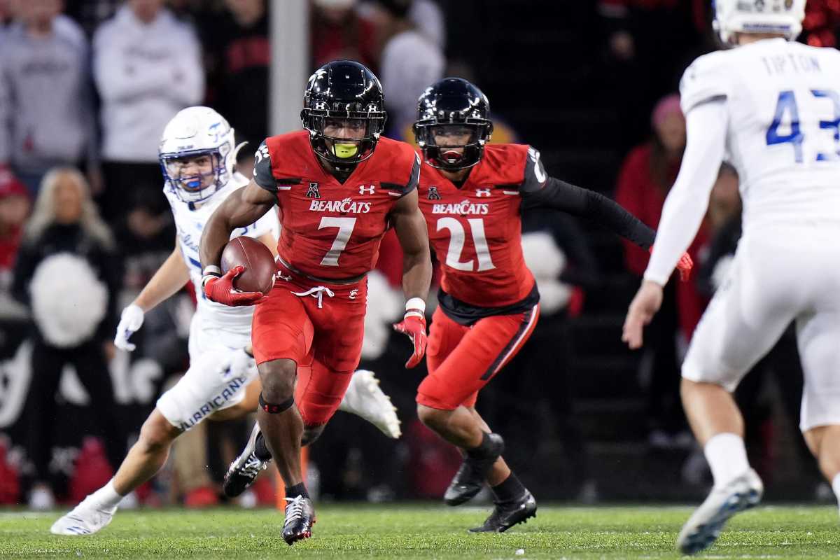 Cincinnati Bearcats wide receiver Tre Tucker (7) returns a punt in the fourth quarter during an NCAA football game against the Tulsa Golden Hurricane, Saturday, Nov. 6, 2021, at Nippert Stadium in Cincinnati. The Cincinnati Bearcats won, 28-20. Tulsa Golden Hurricane At Cincinnati Bearcats Nov 6