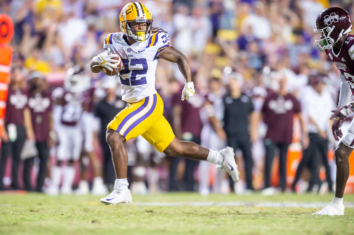 Armoni Goodwin runs the ball and scores as the LSU Tigers take on the Mississippi State Bulldogs at Tiger Stadium in Baton Rouge, Louisiana, USA. Saturday, Sept. 17, 2022. Lsu Vs Miss State Football V2 1254