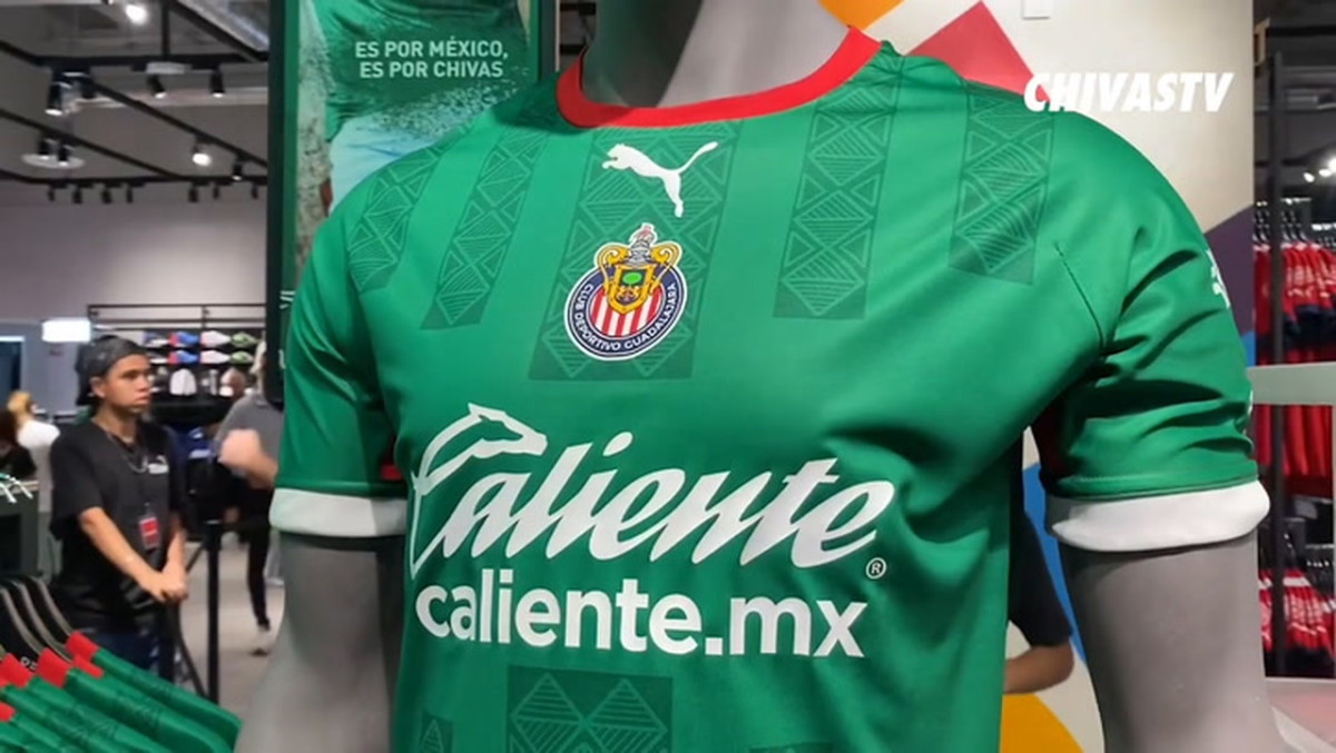 Chivas players surprise fans at new kit's unveiling event Soccer