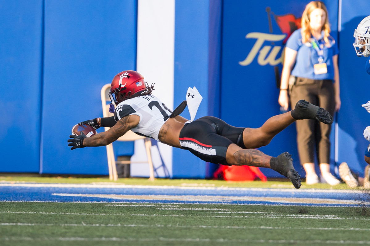 Oct 1, 2022; Tulsa, Oklahoma, USA; Cincinnati Bearcats linebacker Deshawn Pace (20) dives for a touchdown after an interception during the first quarter against the Tulsa Golden Hurricane at Skelly Field at H.A. Chapman Stadium. Mandatory Credit: Brett Rojo-USA TODAY Sports