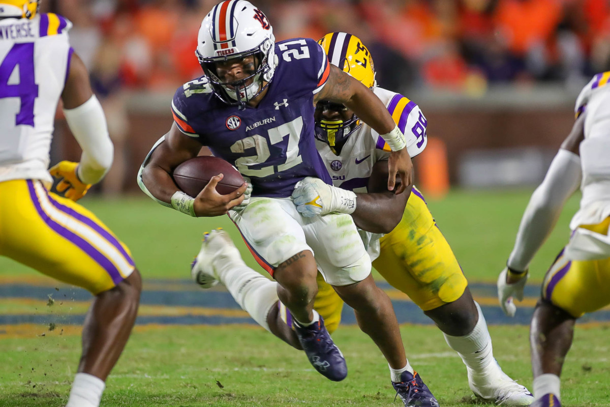 Auburn Tigers running back Jarquez Hunter (27) carries the ball during the game between the LSU Tigers and the Auburn Tigers at Jordan-Hare Stadium on Oct. 1, 2022.