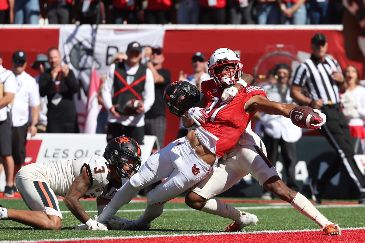 Utah Utes wide receiver Devaughn Vele (17) reaches out to score a touchdown in the third quarter against the Oregon State Beavers at Rice-Eccles Stadium.