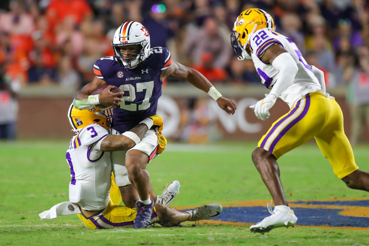 Auburn Tigers running back Jarquez Hunter (27) carries the ball during the game between the LSU Tigers and the Auburn Tigers at Jordan-Hare Stadium on Oct. 1, 2022.
